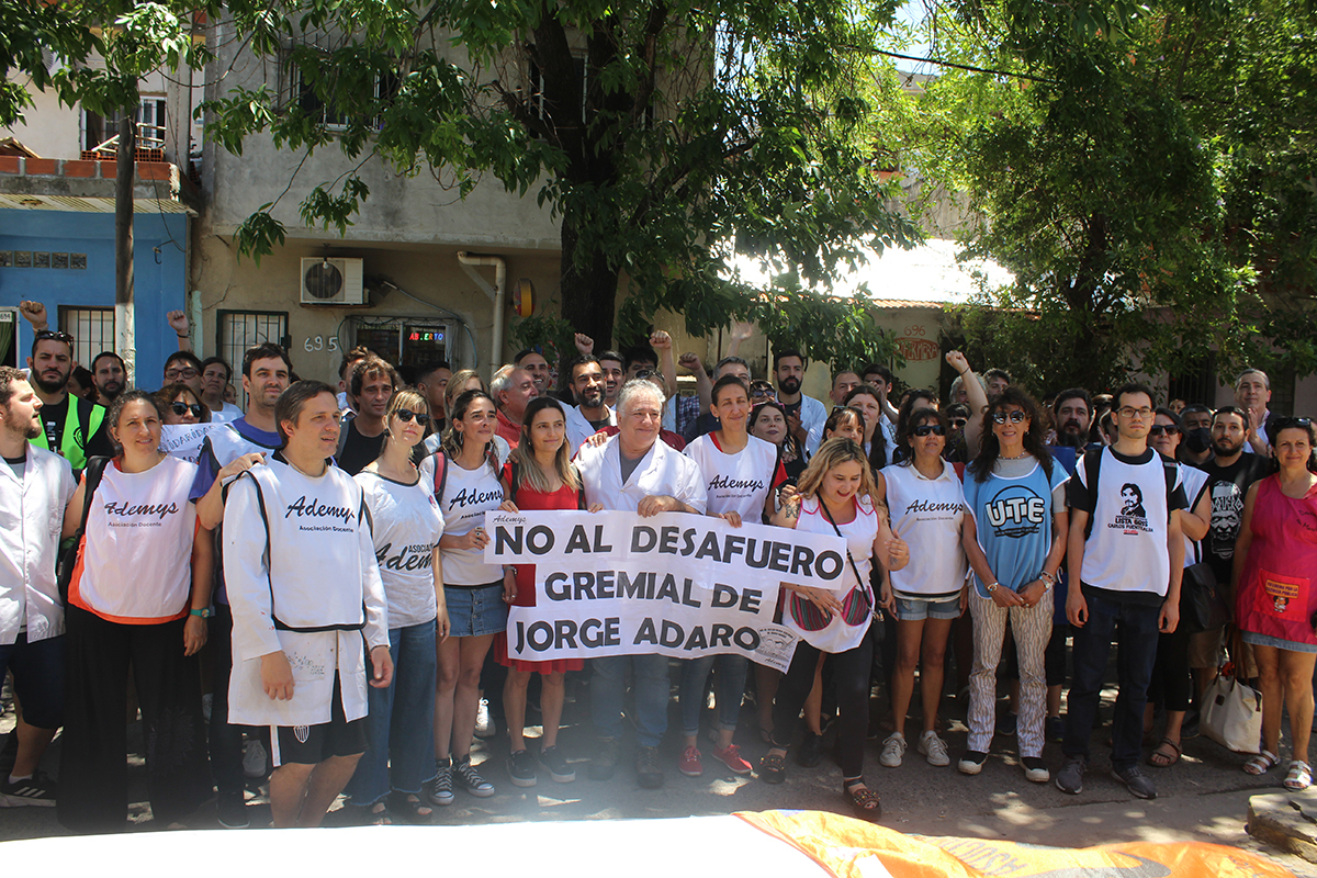 Fuerte apoyo de la comunidad educativa al docente Jorge Adaro, contra la persecución y el desafuero