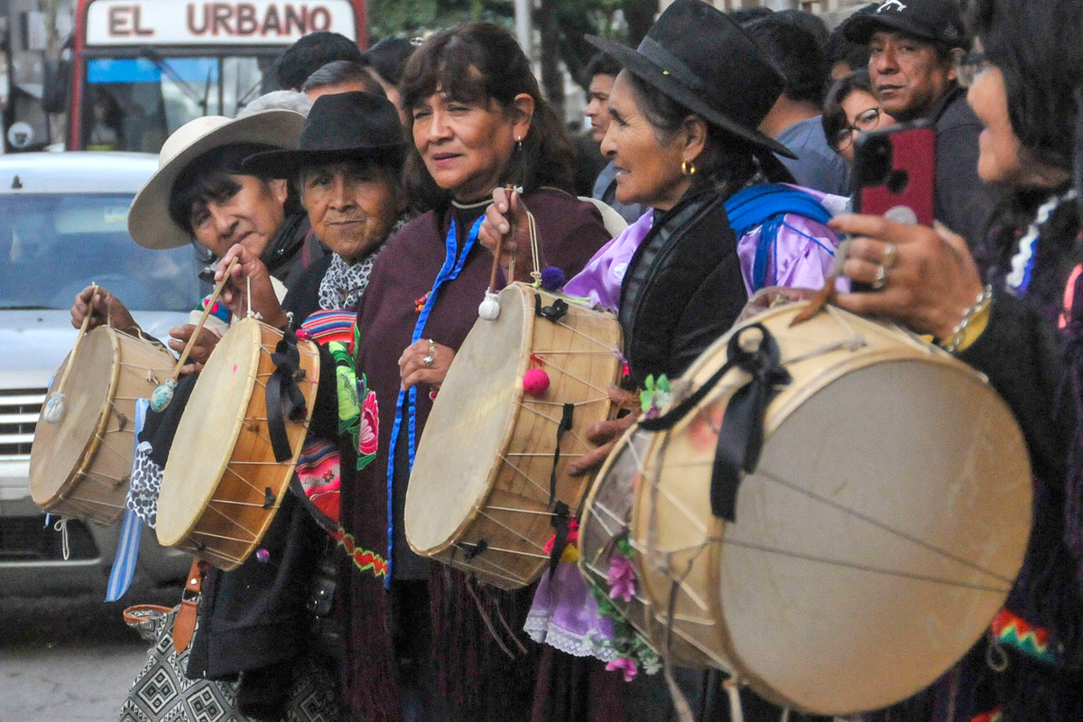 Emoción y múltiples expresiones de cariño en el último adiós a la entrañable coplera quebradeña Candelaria Cari