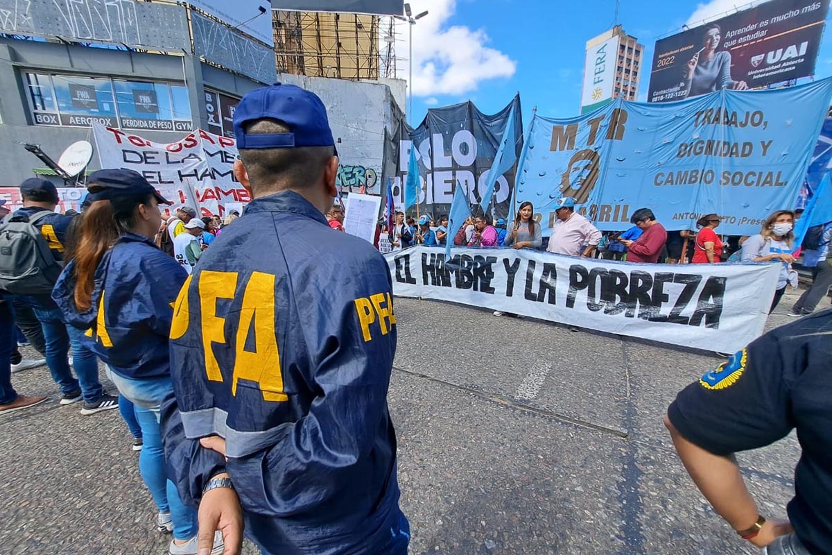Unidad Piquetera responde a la persecución del gobierno: cortará el Puente Pueyrredón por comida para sus comedores y aumento del Potenciar Trabajo