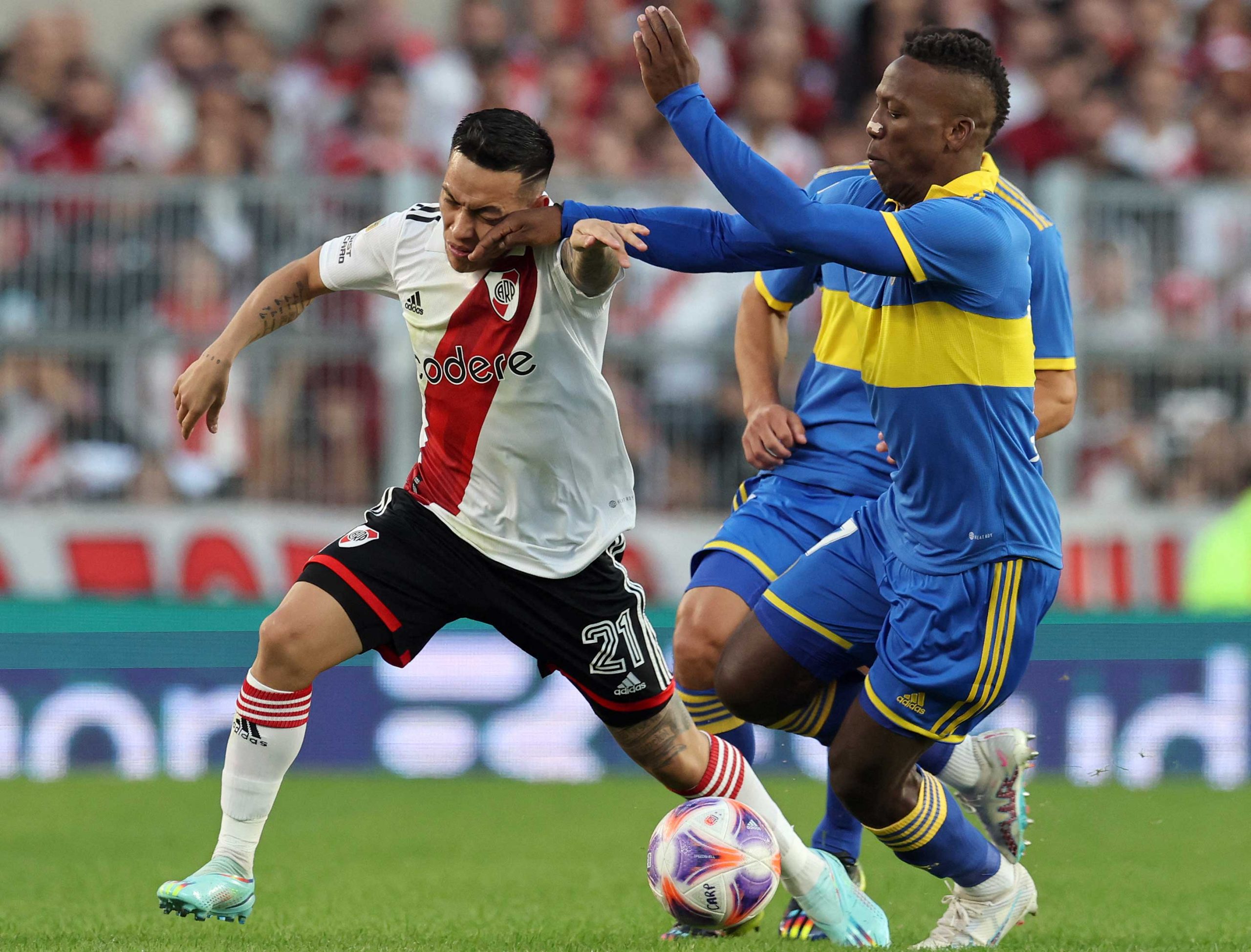 En un final escandaloso y polémico, River le ganó a Boca con un penal en tiempo de descuento