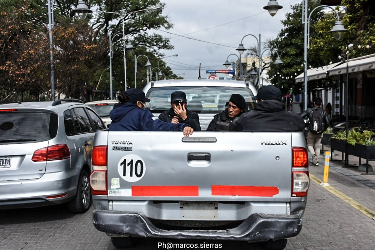 Camionetas policiales sin identificar siguen recorriendo las calles jujeñas