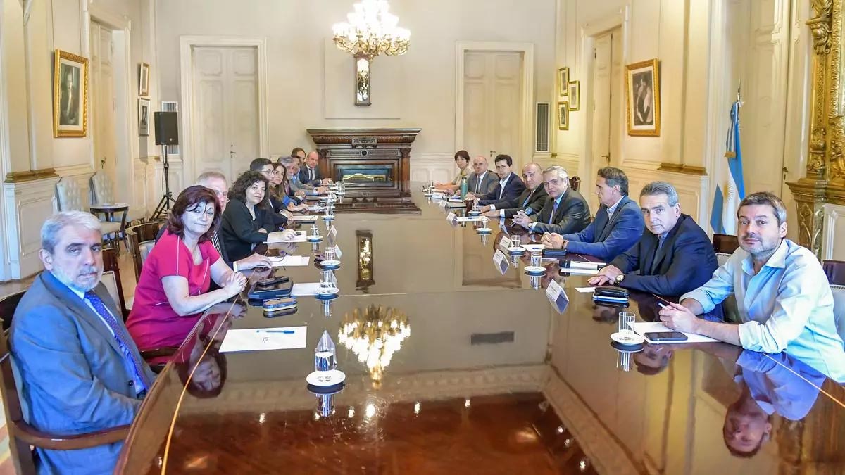 Rossi encabeza su primera reunión de gabinete como precandidato a vice