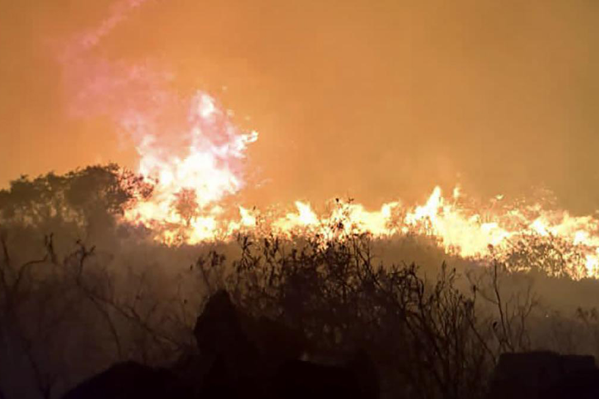 Continúa el combate al incendio en el Cerro Uritorco y hay 200 autoevacuados por el humo