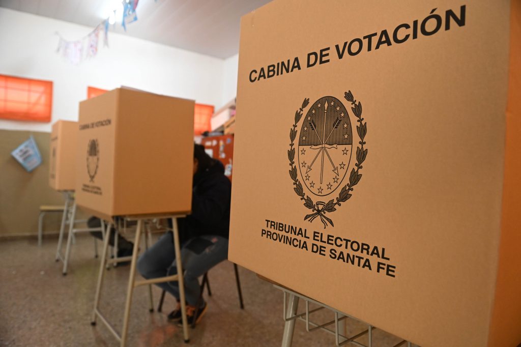 Cerraron los colegios electorales en Santa Fe y se esperan los resultados con expectativa