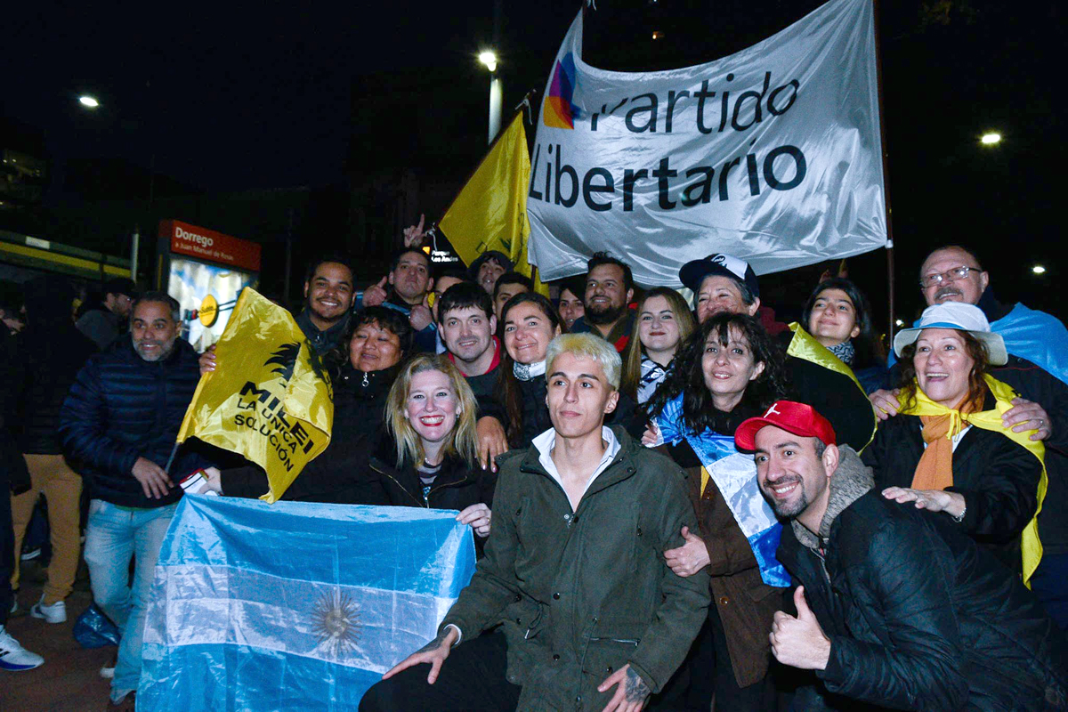 Cantar y coser frente al abismo