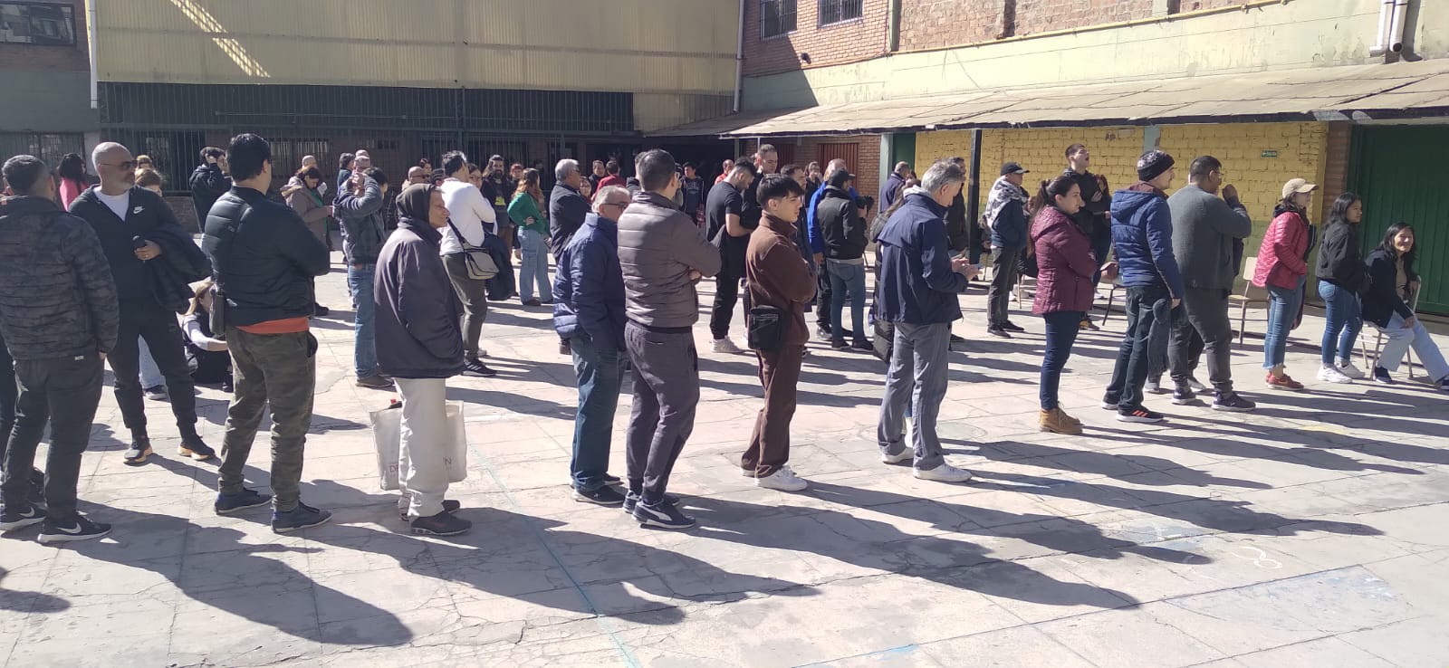 En CABA, se pudo votar hasta las 19:30 en las escuelas con gente haciendo cola en la calle