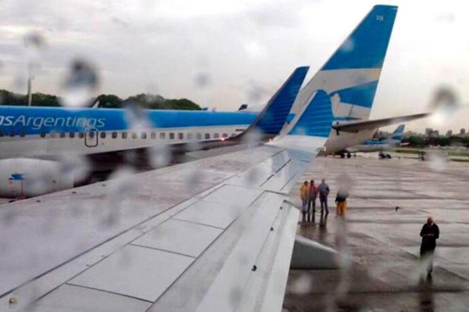 Más de 60 vuelos afectados en Aeroparque y Ezeiza por el temporal