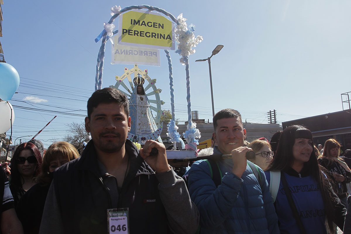 Miles de fieles peregrinan a Luján para pedirle y agradecerle a la Virgen