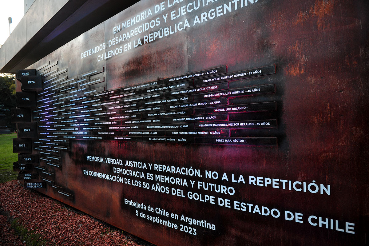 Inauguraron un memorial con nombres de 101 desparecidos chilenos en la Argentina