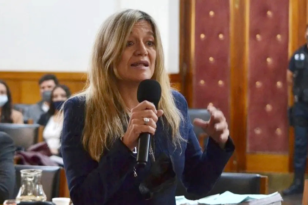 En pleno juicio, intentaron apuñalar a una fiscal y ella se defendió con gas pimienta