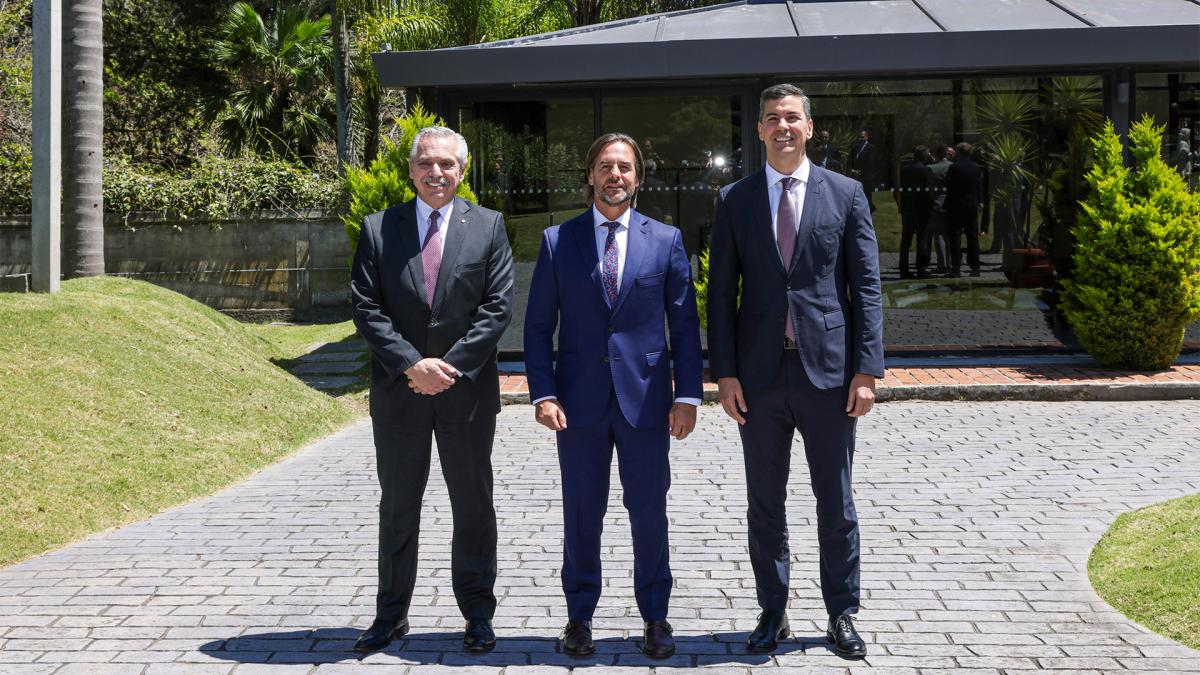El presidente se reunió Montevideo con sus pares de Uruguay y Paraguay por el Mundial 2030