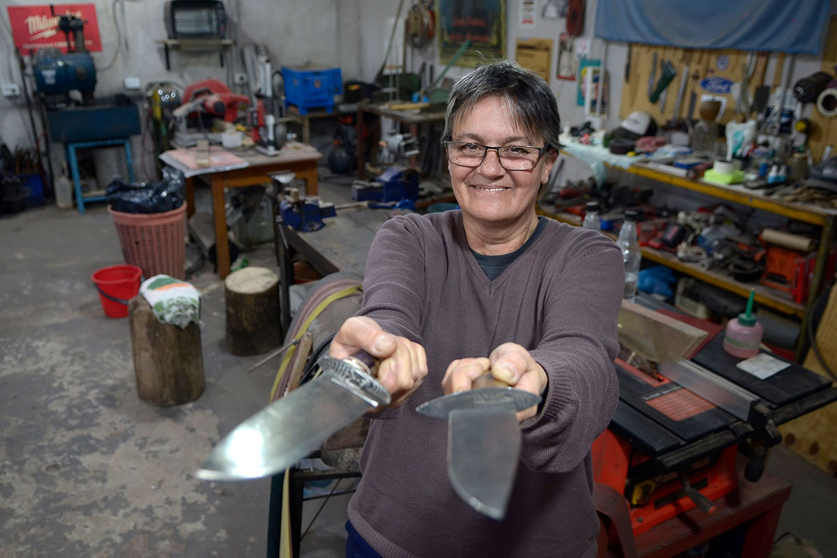 Sandra, la forjadora de cuchillos de Caseros que sobresale en un oficio poblado de hombres