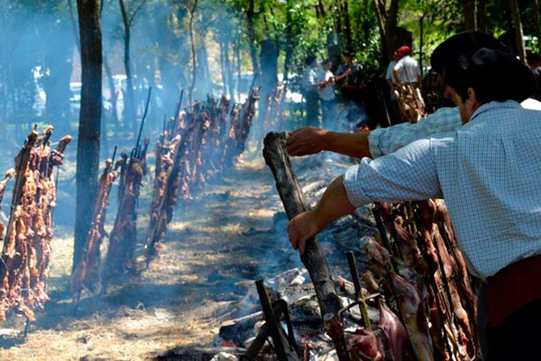 Las fiestas en el último finde largo del año: gauchos, cervezas, durazno y cordero