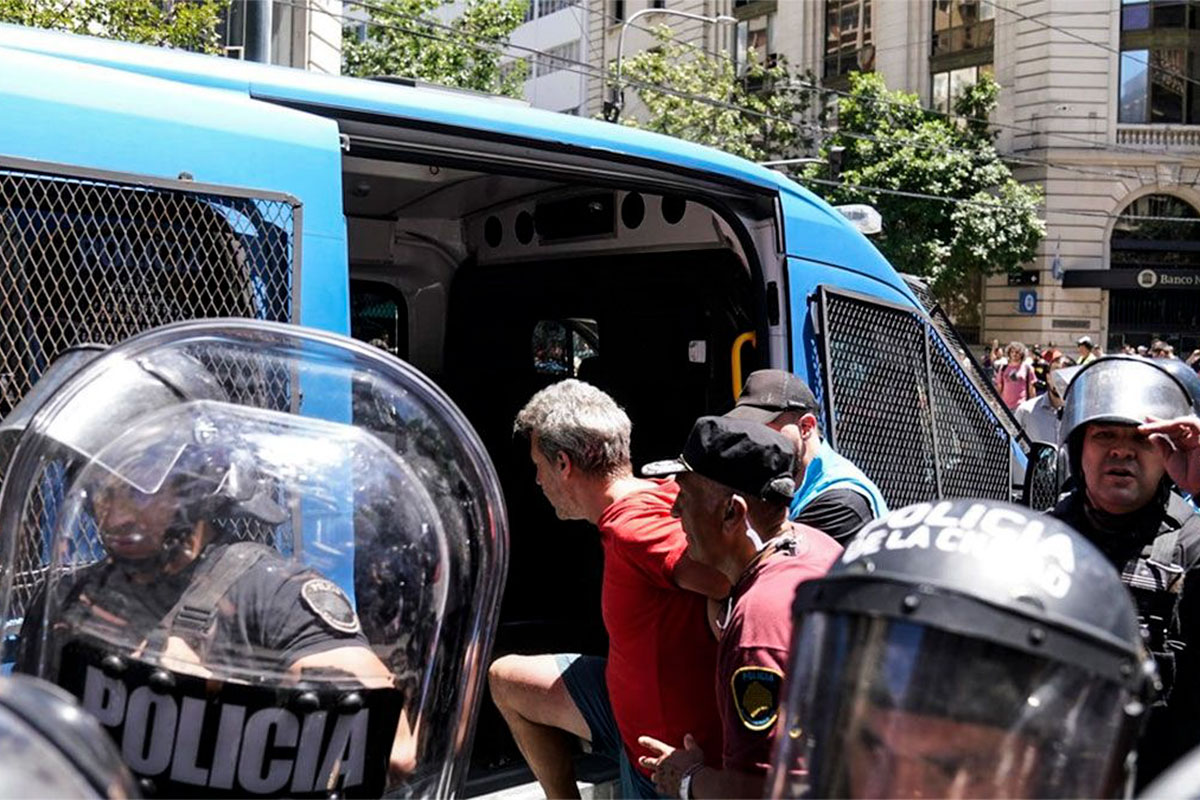 Varios manifestantes detenidos y un policía atropellado por un colectivo