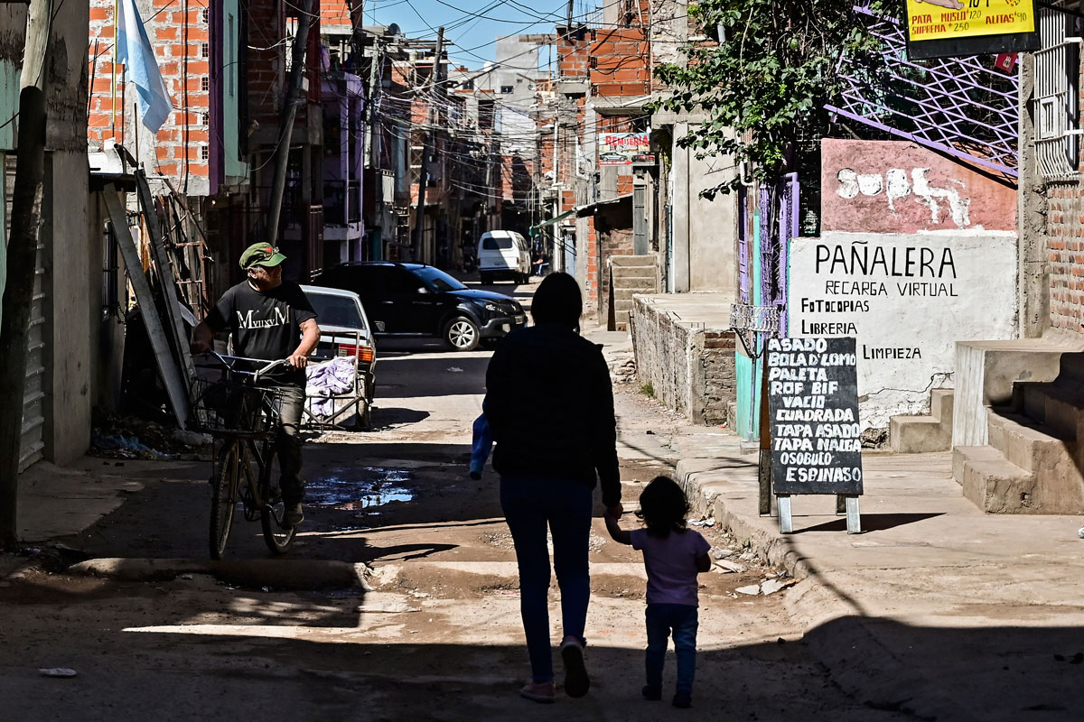 Oficial: durante el último año más de 15 mil personas por día cayeron en la indigencia