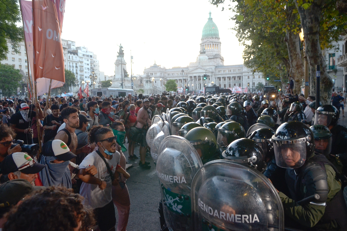 Palos, gas pimienta y cascabeles de Gadsden: vigilia y represión frente al Congreso