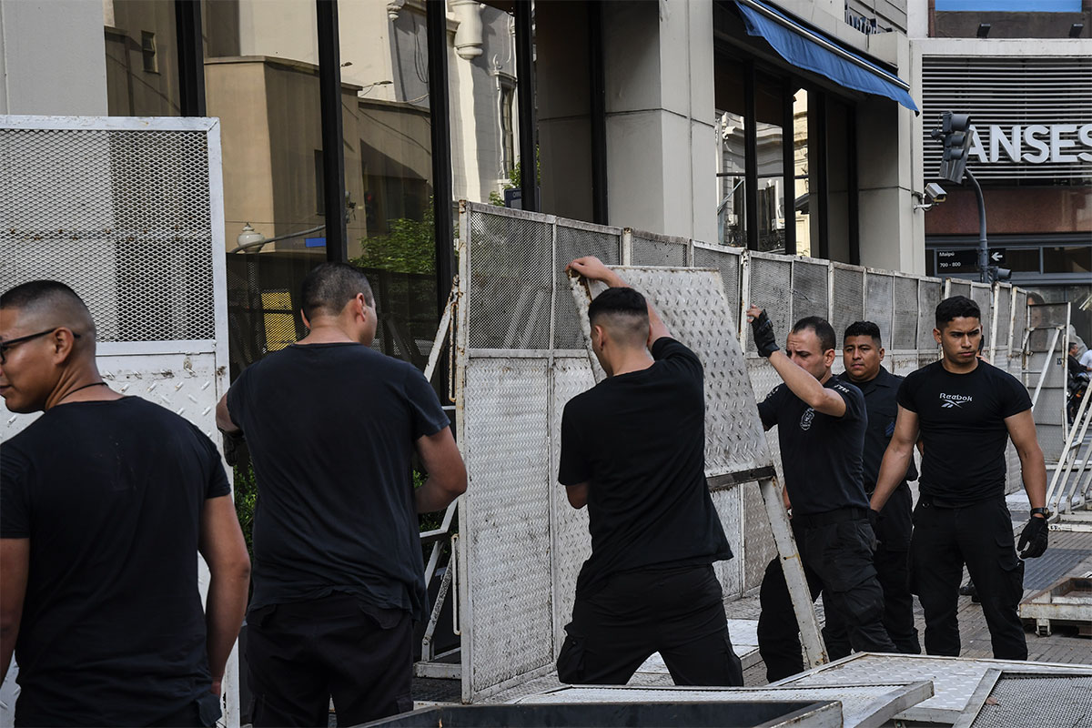 Alimento para comedores: protesta de Barrios de Pie frente al Hotel Libertador