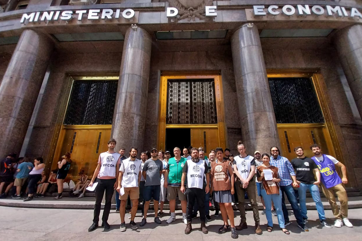 Examen de idoneidad: trabajadores del Ministerio de Economía denuncian que es ilegal y que Caputo obra de «mala fe»