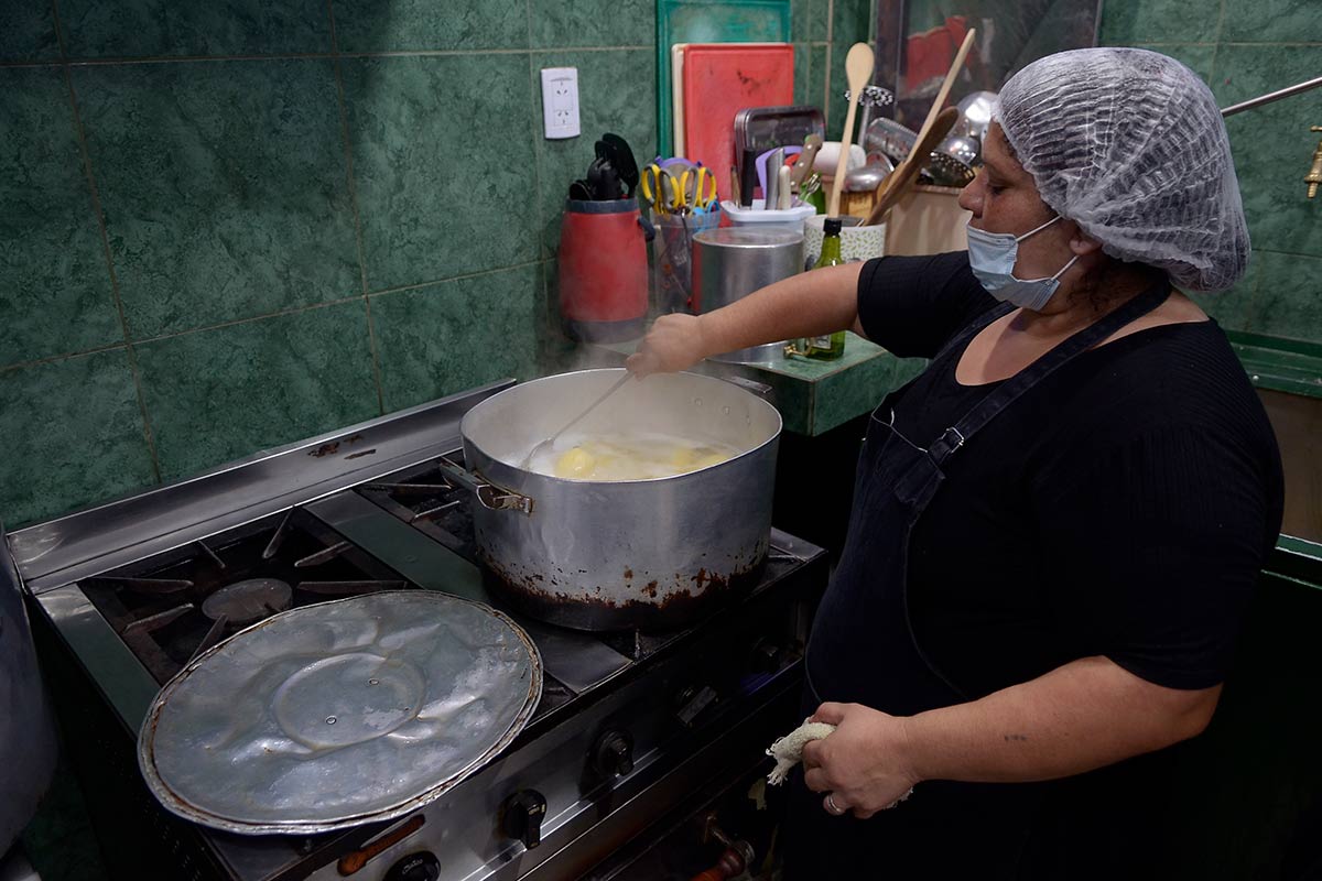 Monseñor Ojea y curas villeros harán misas de desagravio para las mujeres que trabajan en comedores populares