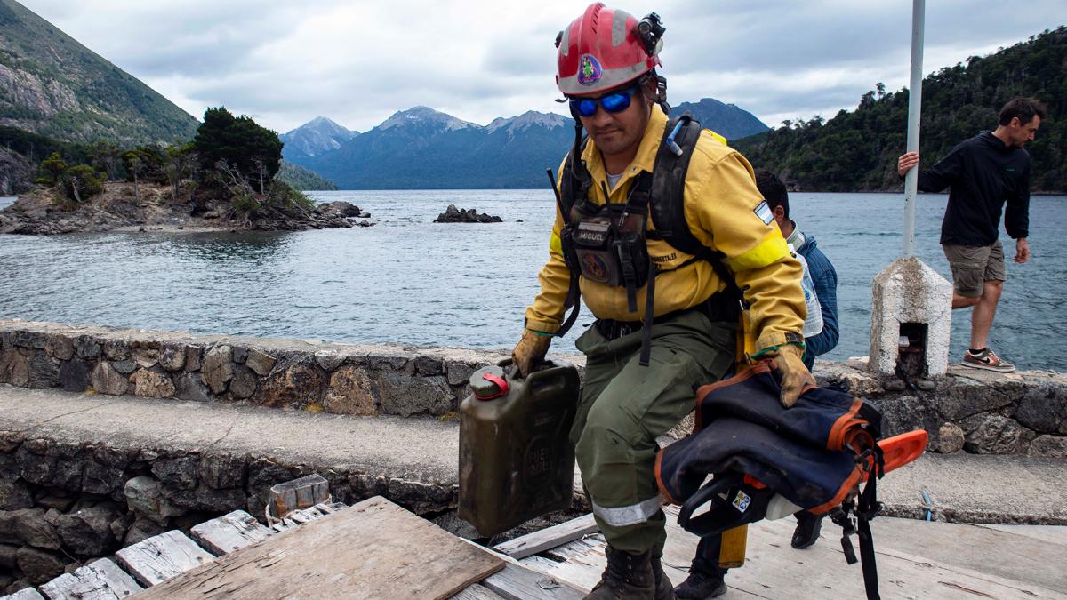 Brigadistas y helicópteros continúan combatiendo el incendio en el Parque Nacional Nahuel Huapi