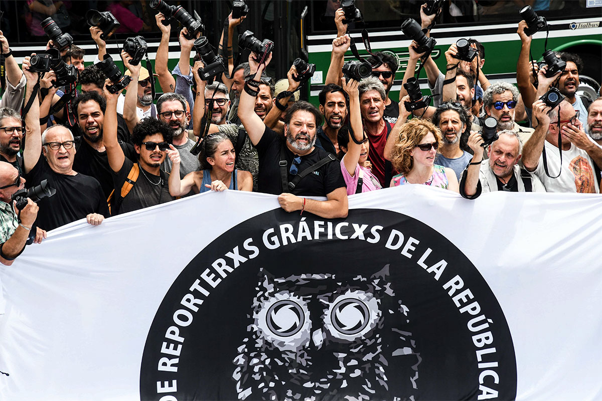 «Camarazo» de reporteros gráficos en repudio a la represión frente al Congreso