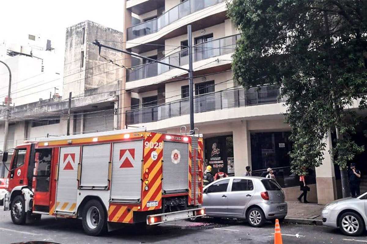 Un muerto y 40 evacuados por el incendio de un edificio en Córdoba