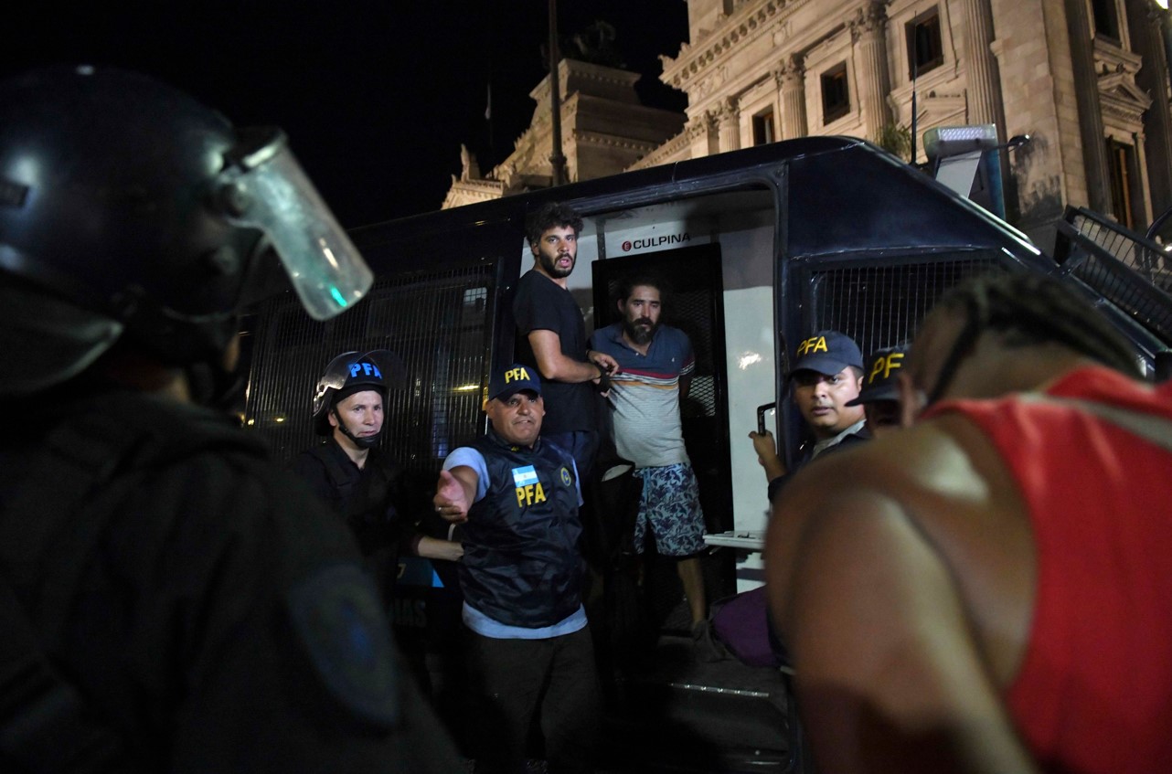 Confirman que 13 personas fueron detenidas anoche durante la represión