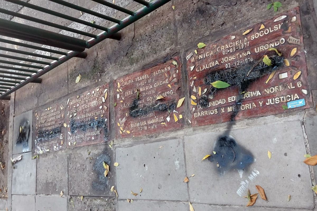 Vandalizaron los pañuelos de las Madres y baldosas por la memoria  de dos escuelas porteñas