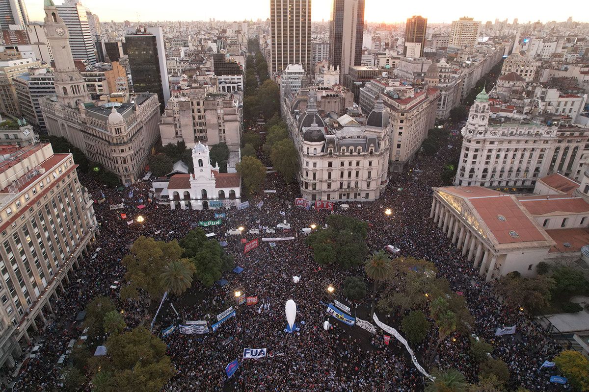 Ganan millones, pero rebajan los salarios