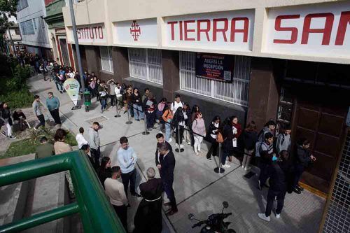 Más de siete cuadras de fila para conseguir trabajo en la Expo Empleo Barrial que se hizo en CABA