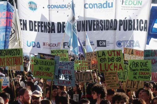 Docentes y no docentes de las universidades rechazaron la propuesta salarial del gobierno y paran en todo el país