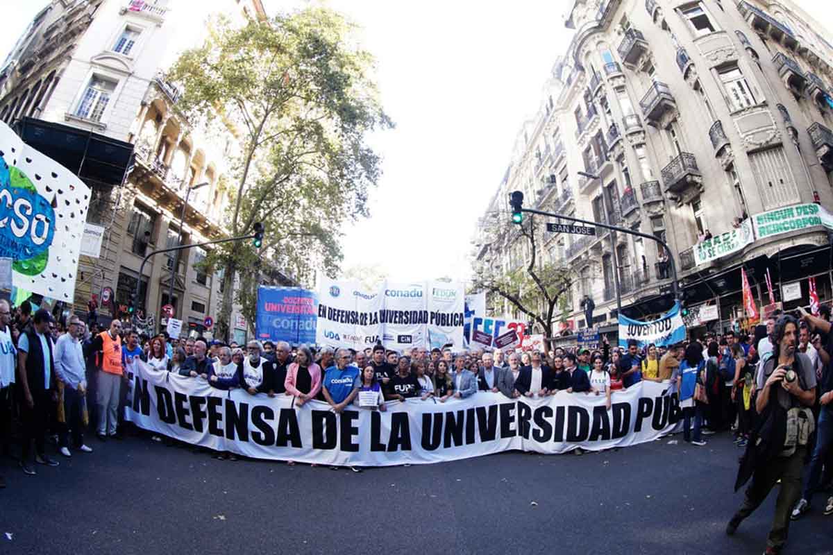 Cooperativas y mutuales marchan en defensa de las universidades