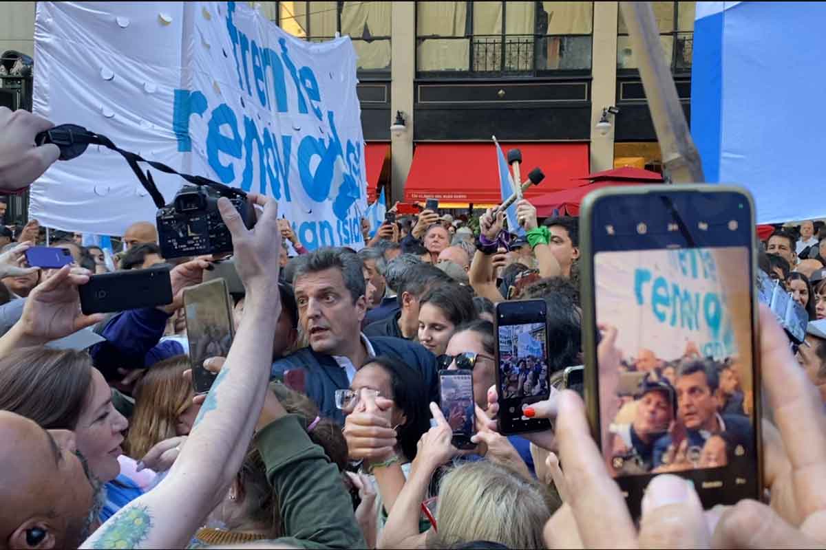 Massa, Axel, Larreta, Lousteau y Cristina desde el balcón: las presencias políticas en una marcha histórica