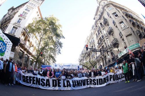 Imágenes históricas: la marcha federal universitaria contra el ajuste de Milei