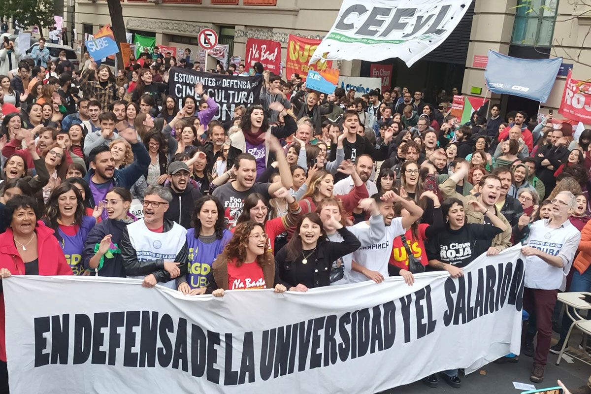 Los docentes paralizan las 60 universidades nacionales, continúan el paro y marchan contra la Ley Bases