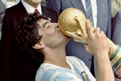 Maradona con el pie y la lengua…