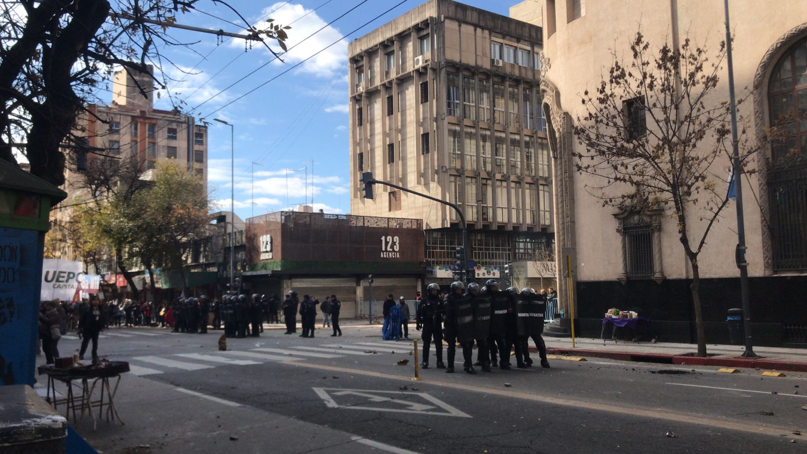 Ciudad militarizada: la represión en Córdoba llega a los alrededores del acto de Milei