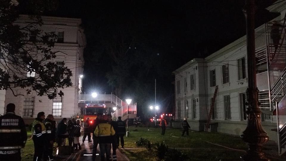 Incendio en el Hospital Moyano: hubo 66 pacientes evacuados y se desmoronó el techo de un pabellón