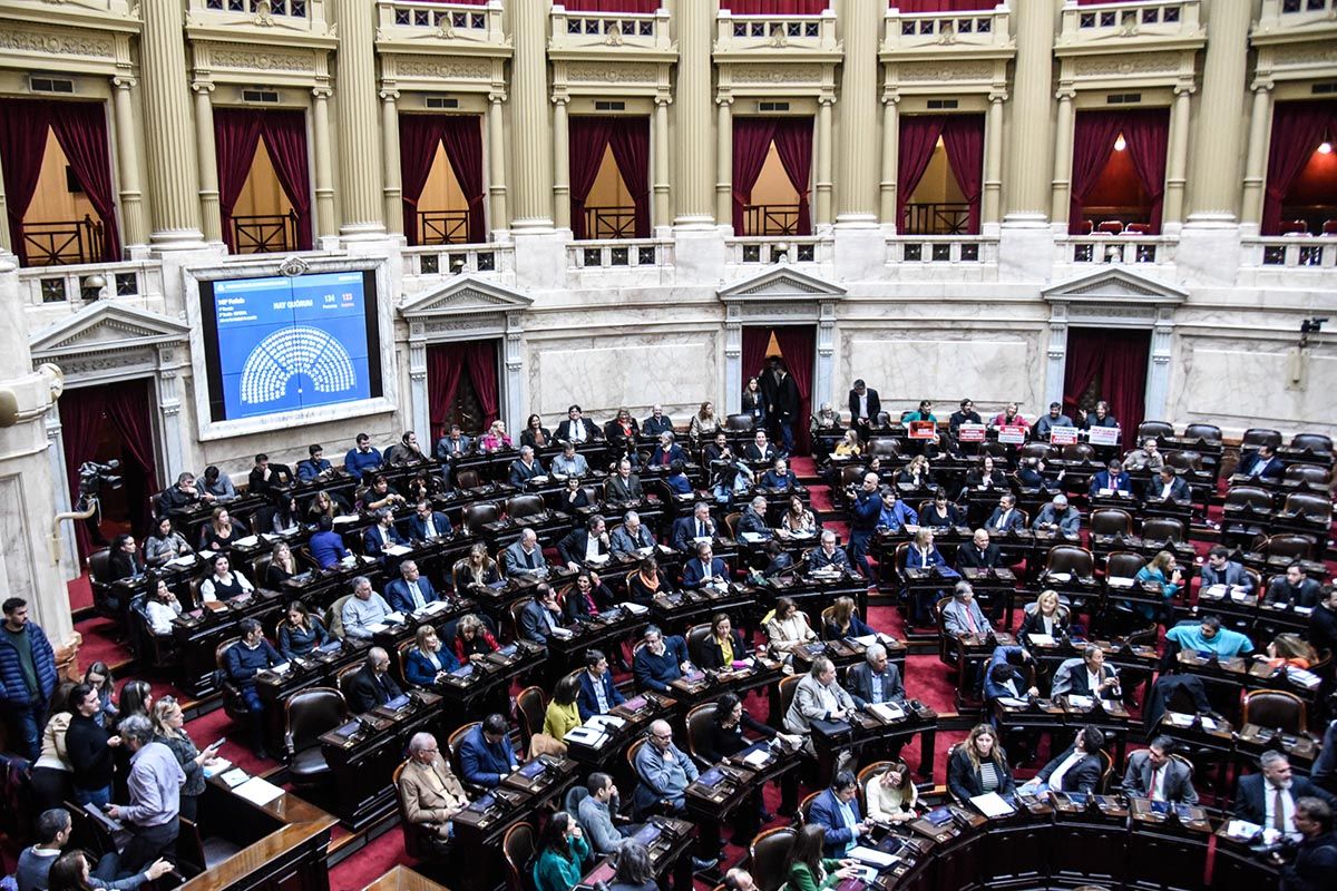 Dialoguistas y peronistas le marcaron la cancha al gobierno por primera vez en Diputados
