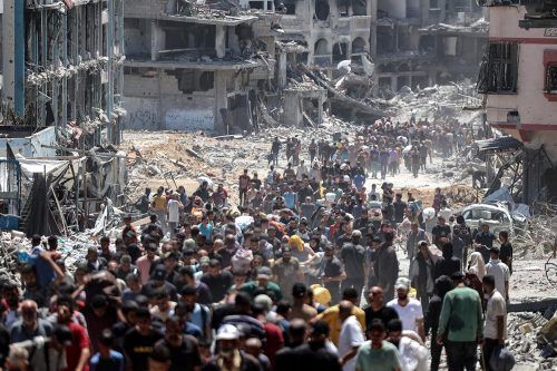 Israel ataca un campo de refugiados en Gaza, Hezbolláh a una residencia de Netanyahu