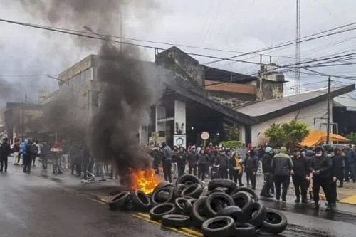 Crisis en Misiones por bajos salarios: policías se acuartelan y docentes reclaman frente a la Legislatura