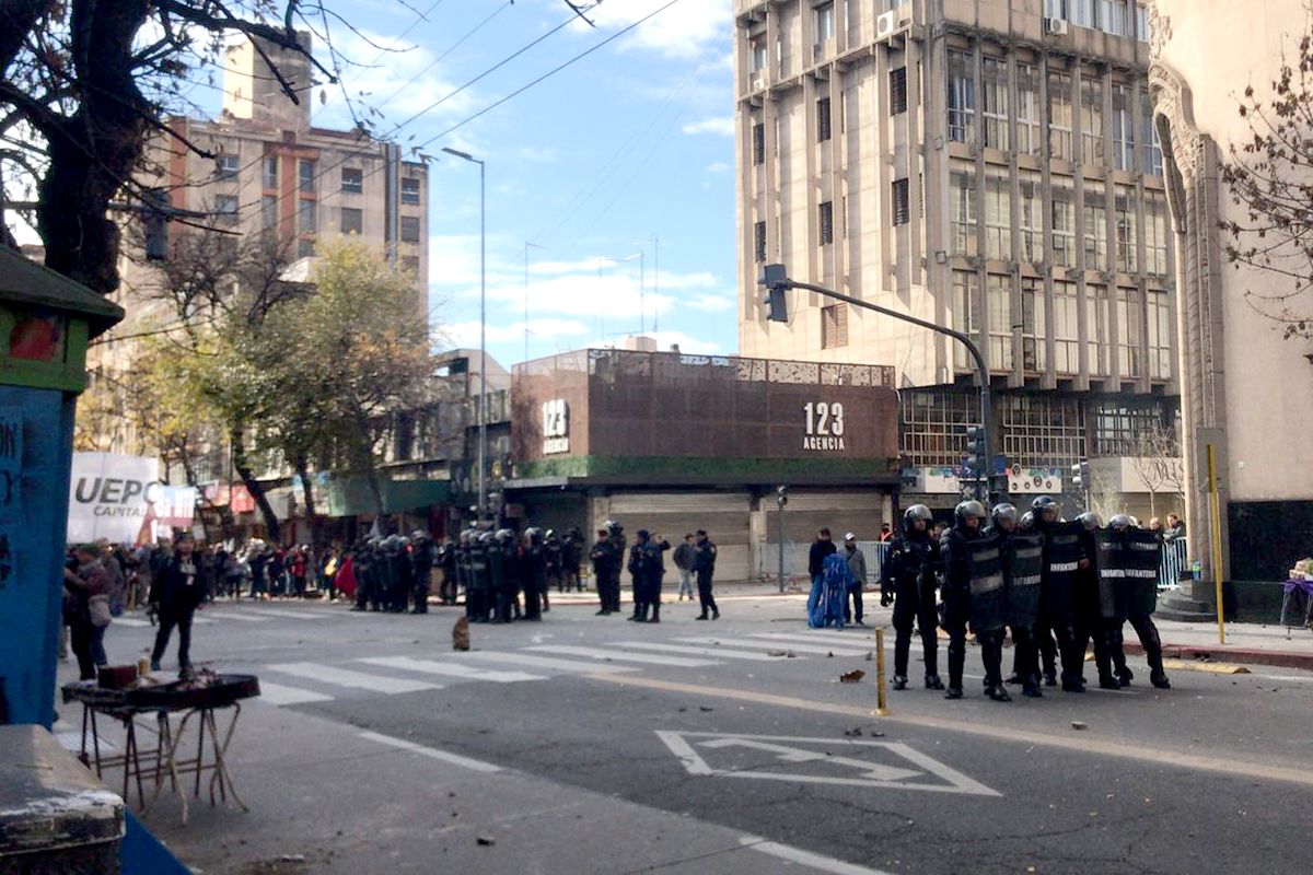 Ciudad militarizada: la represión en Córdoba llega a los alrededores del acto de Milei