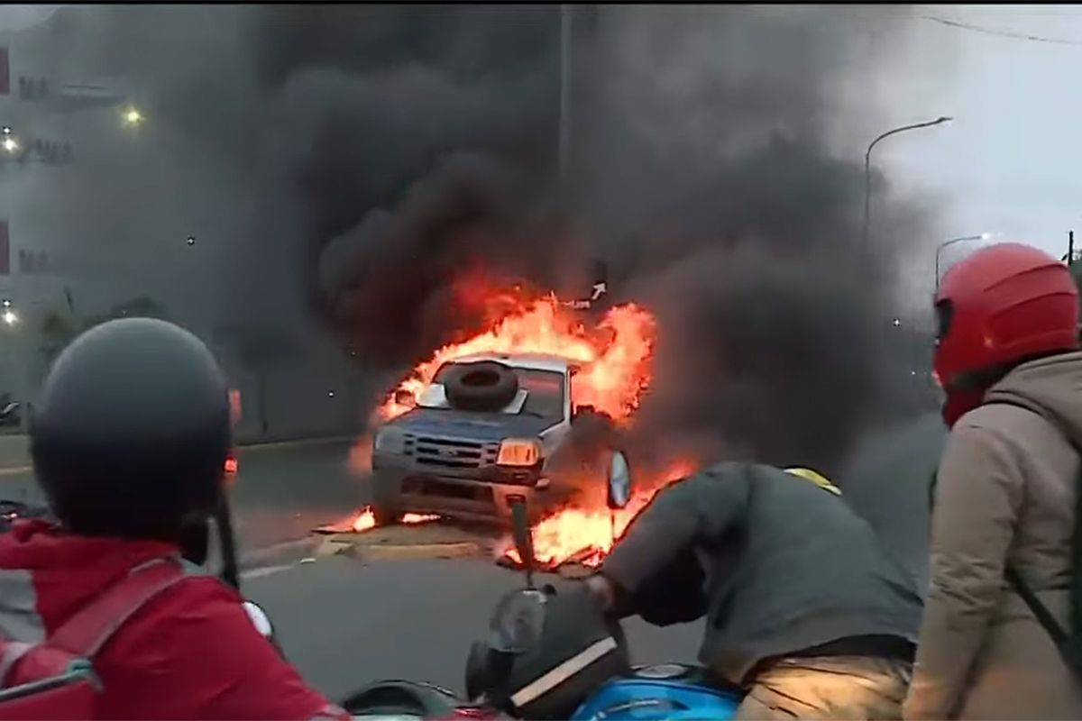 Tres de Febrero: mataron a un delivery en un asalto y sus compañeros prendieron fuego un patrullero