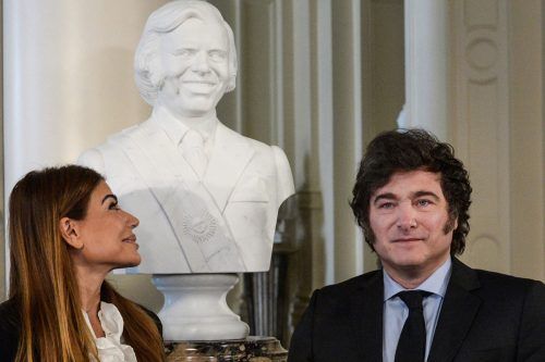 Milei inauguró el busto de Menem, su presidente favorito, en la Casa Rosada