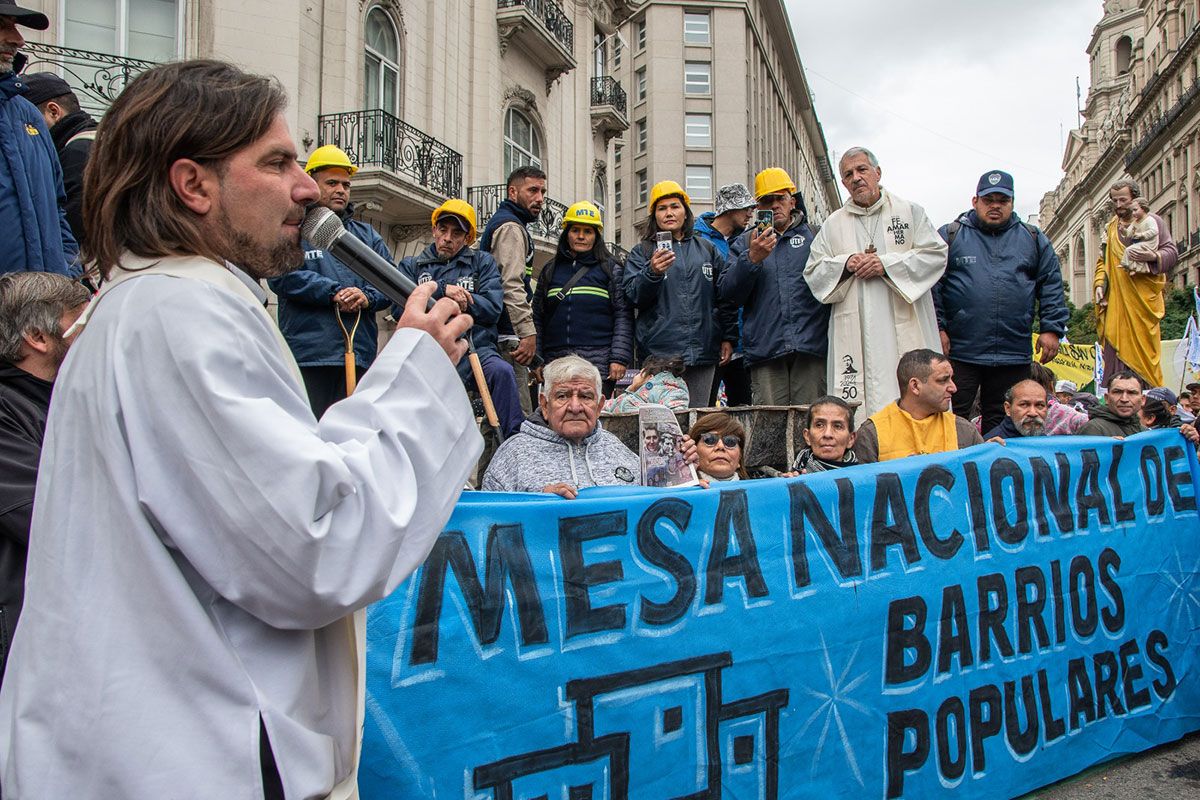 En la semana del padre Mugica, los barrios populares vuelven a pedir obras