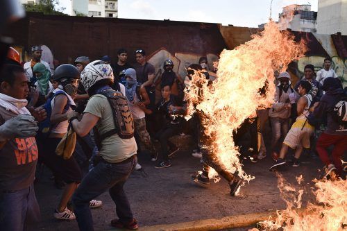 Venezuela-España: tensión por el joven quemado vivo en una protesta en 2017