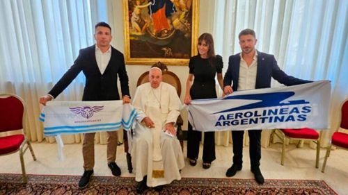 El Papa se fotografió con Aeronavegantes y la bandera de Aerolíneas Argentinas