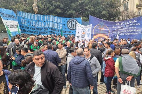 Parte de la CGT, el kirchnerismo, la izquierda y organizaciones sociales concentran contra la Ley Bases