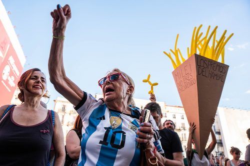 Milei, distinguido con los «premios del hambre» en una protesta en Madrid