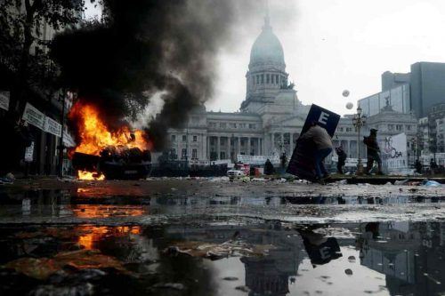 Desalojan y reprimen a manifestantes mientras el Senado debate la Ley Bases